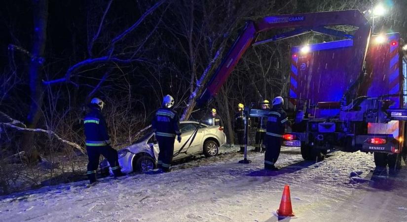 Megcsúszott a havas úton, szalagkorlátnak csapódott, majd felborult az autó