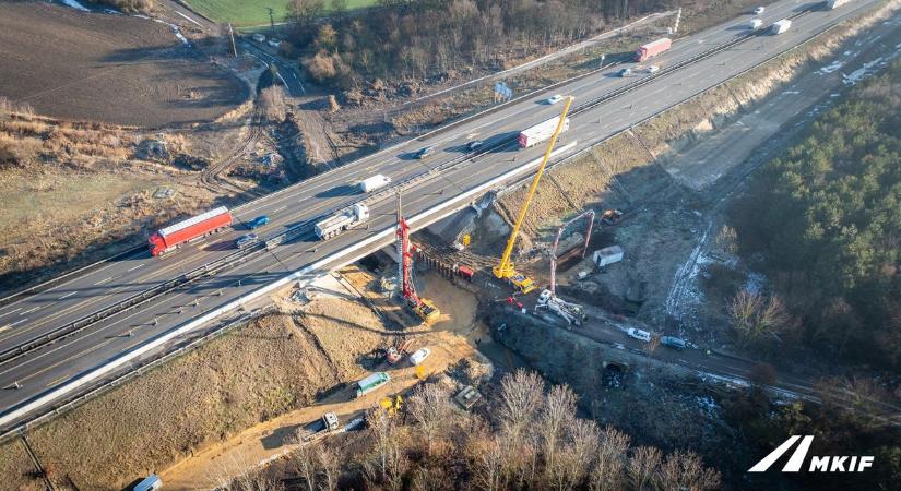 Különleges, éjszakai videón az M1-es autópályán zajló építkezés