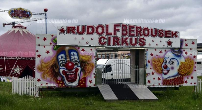 A Balaton-felvidéken árulják a Berousek cirkuszdinasztia világot járt lakókocsiját ( galéria)