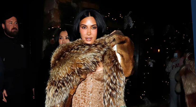 Kim Kardashian testét csak egy darab csipke tartotta egyben – perzselően szexi képek