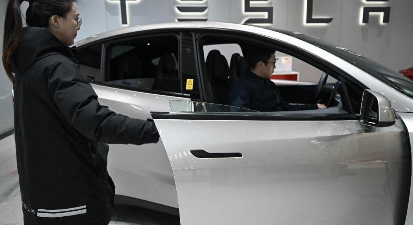 Betiltják az elektromosan működő, rejtett autókilincseket Kínában