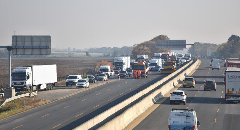 Holttest hevert az autópálya közepén, lezárták a teljes útszakaszt