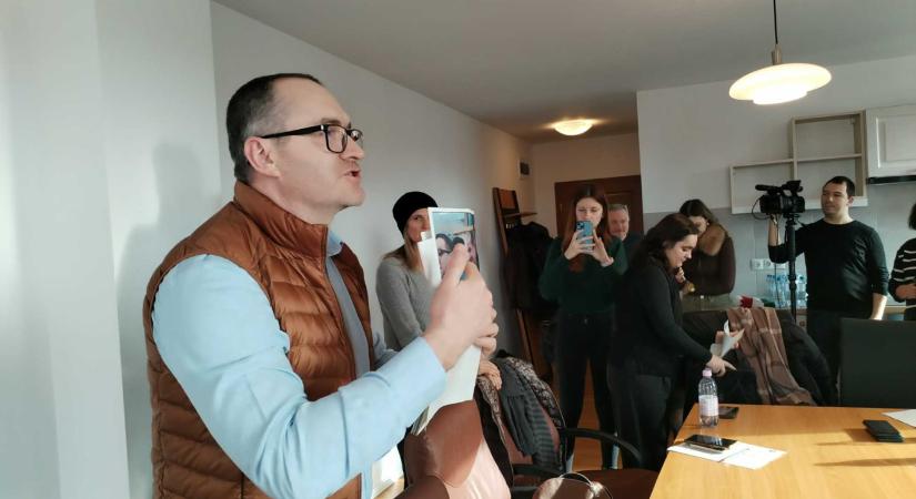 Személyes találkozón tisztázta a vitás kérdéseket Korodi Attila és a csíkszeredai tüntetések főszervezője