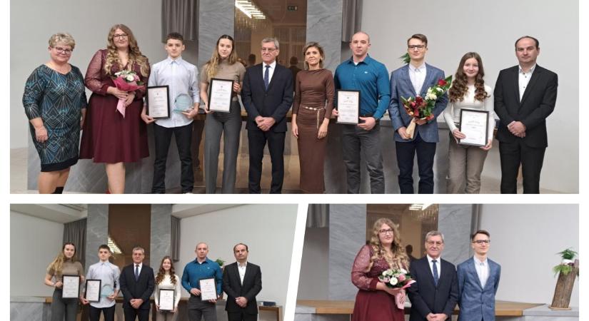 A tanulmányi ösztöndíj és az év legsikeresebb sportolói díjak átadása Naszvadon