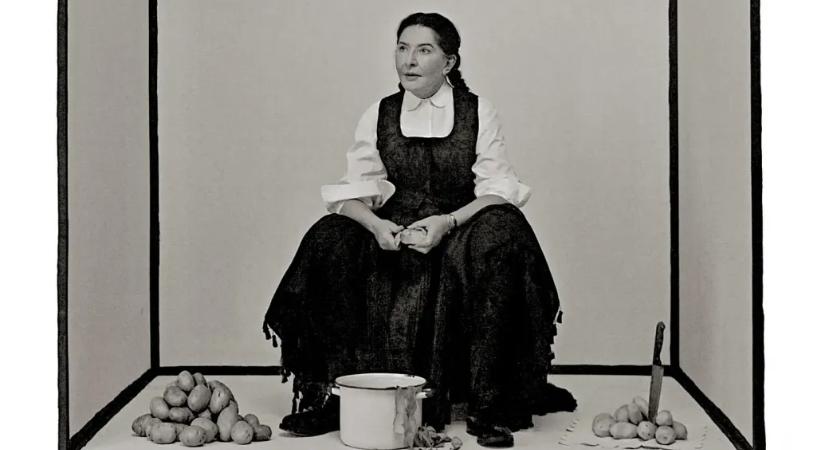 Erdélyi származású divattervező készítette Marina Abramović kalotaszegi gyászviseletből inspirálódó ruháját