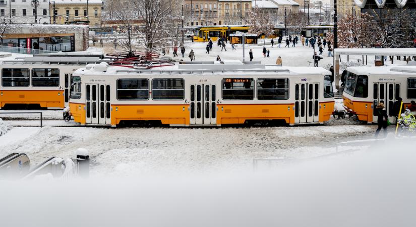 Kilométeres dugók, késő buszok, áthelyezett megállók – megbénította a havazás a közlekedést
