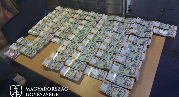 Lopott másfél millióból kényeztette magát a berettyóújfalui postás kisasszony