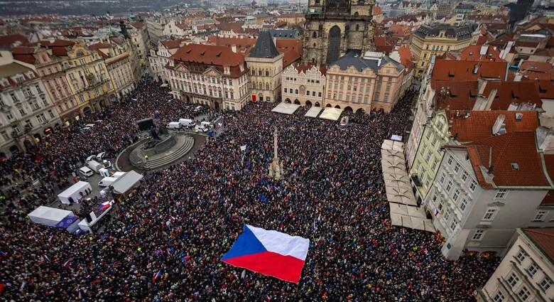 Több tízezren tüntettek Prágában Pavel elnök támogatására