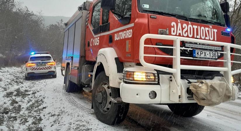 Árokba borult egy gépkocsi a Nosztorinál (videó)