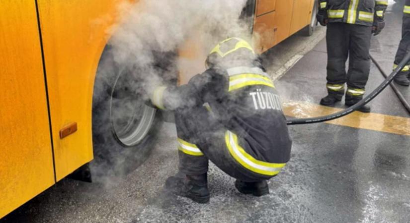 Riadalom a tömegközlekedési eszközön: füstölt a busz Zalában