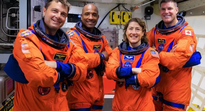 53 év után most először küldenek embert a Hold közelébe