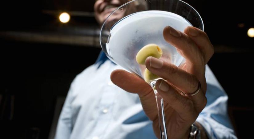 Beleivott egy koktélba, szétrepedt a gyomra: ez okozta majdnem a halálát