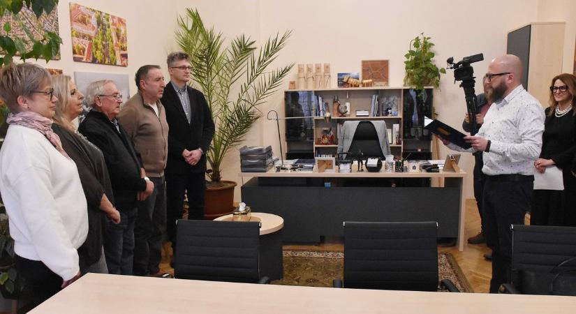 Választás 2026: esküt tettek a bizottság tagjai, ők vigyáznak a szavazás tisztaságára Jászberényben