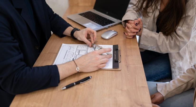 Minden lakossági hitelfelvételt szigorítottak a bankok 2026-ban, az Otthon Start és CSOK-igénylők sem ússzák meg