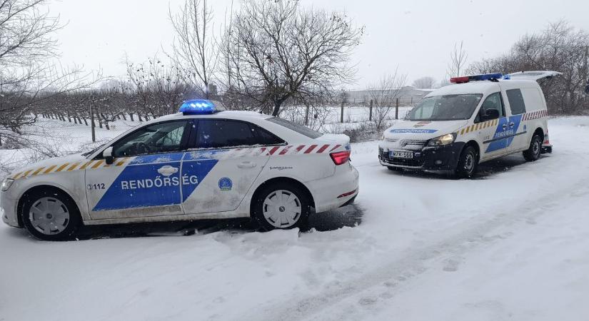 Egy ember meghalt, többen megsérültek a 44-es főúti frontális karambolban – fotók