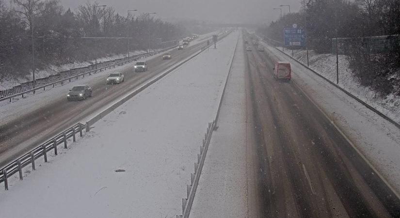 Hármas karambol és egy felborult tartálykocsi bénítja az M7-es forgalmát