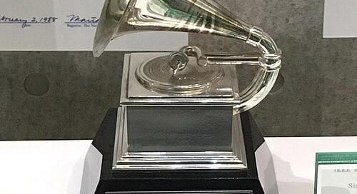 Ez a meztelen-botrány igazi háttere Grammy-gálán