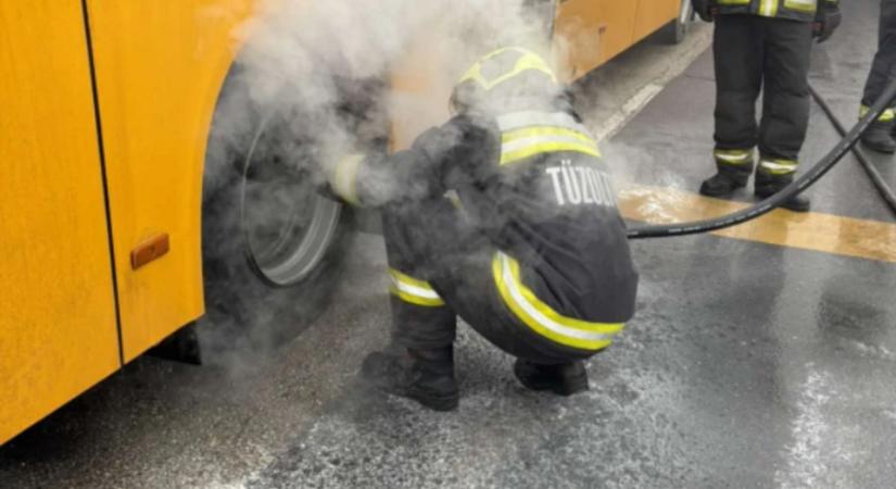 Füstölni kezdett egy busz kereke Nagykanizsán