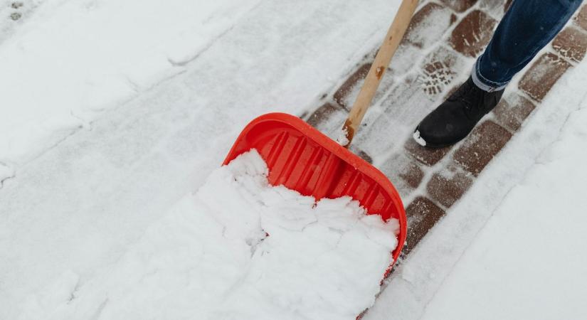 Mikor a tél azt mondja: fogd meg a sörömet! – jelentős havazás és ónos eső nehezíti kedden az életet