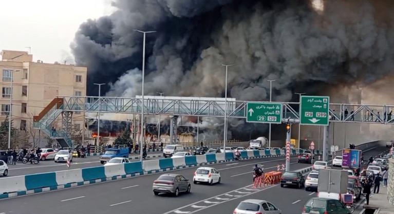 Hatalmas tűz ütött ki egy teheráni bazárban, folyamatosan oltják a tüzet
