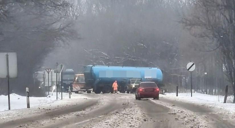 Mi történik a 6-os úton? Keresztbe csúszott egy tartálykocsi