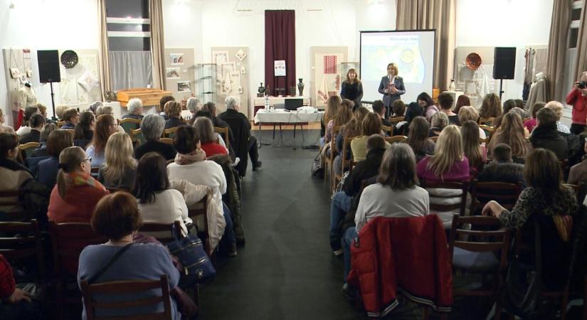 A gyermeknevelés útvesztőihez nyújtott térképet Debrecen új női estje – videóval