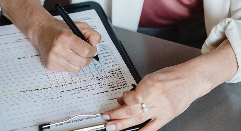 Az alkotmánybíróság dönti el, kapunk-e pénzt a betegszabadság első napjára