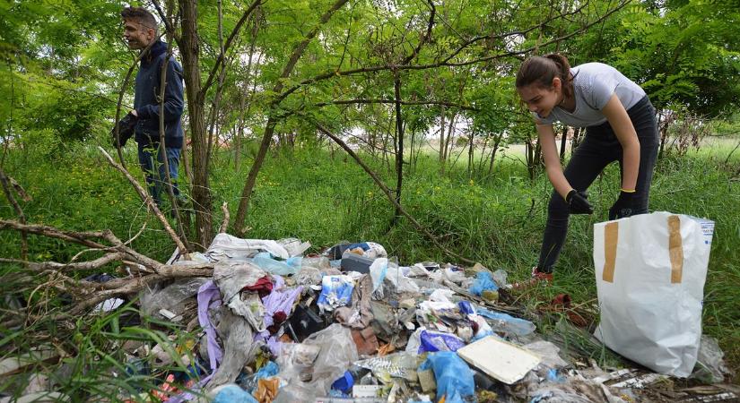 Szándékosan nem tesznek kukát az erdőkbe, így is tonnaszámra hordják oda az illegális hulladékot