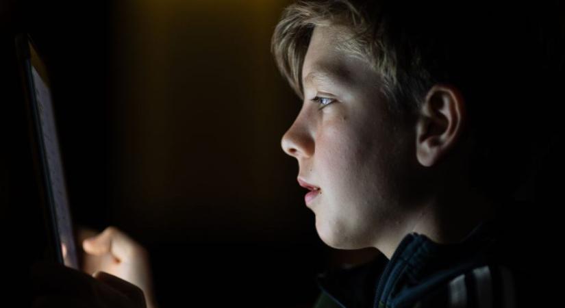 Spanyolország megtiltaná a 16 éven aluliak közösségimédia-hozzáférését