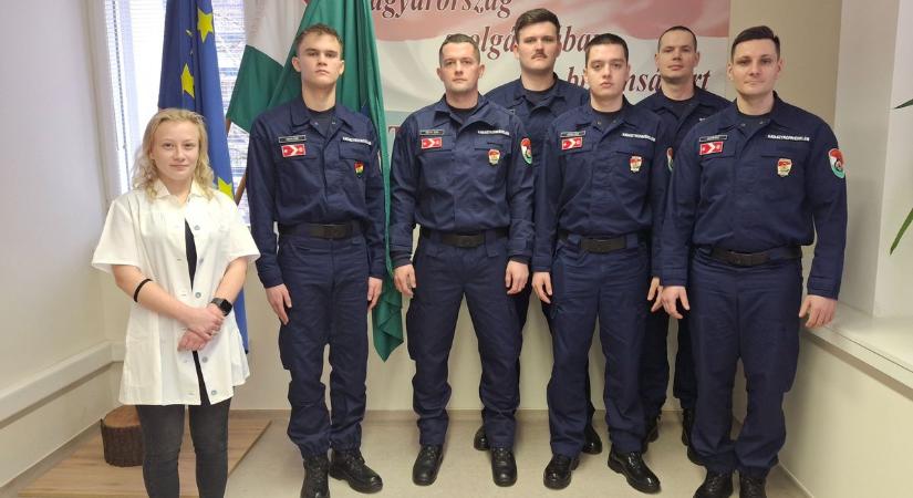 Fotón az új tűzoltók! Jóvágású fiatalembereket kezdik meg a szolgálatot Hevesben