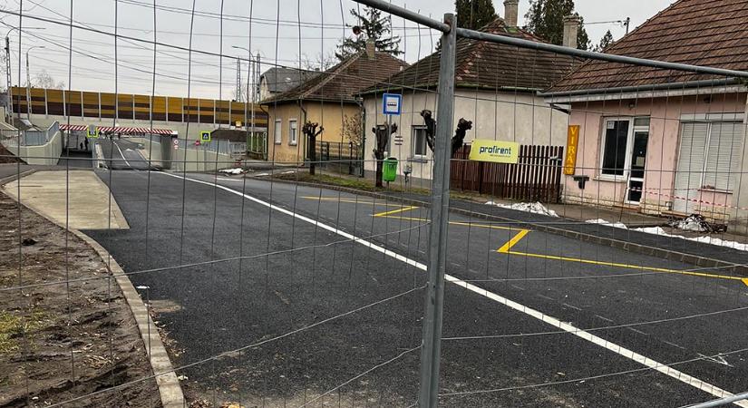 Magyar abszurddá vált egy aluljáró felújítása, nem adják át az autósoknak