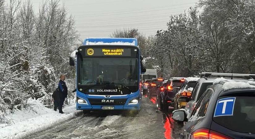 Megbénította a havazás a közlekedését: nehezen járható Budakeszi és környéke, váltóhiba miatt gond van az elővárosi vonatokkal