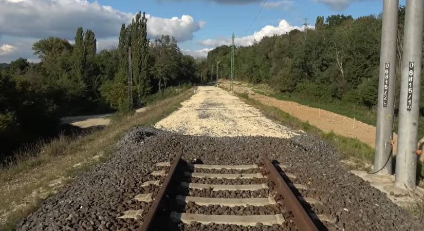Elkezdik a több mint egy éve lezárt Ajka-Veszprém-vasútvonal felújítását
