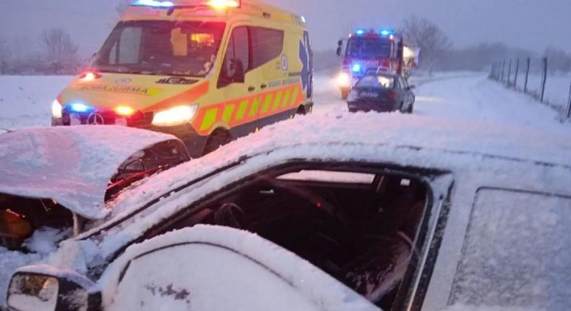 Téli pokol az utakon: tömegkarambol bénítja Fejér megyét