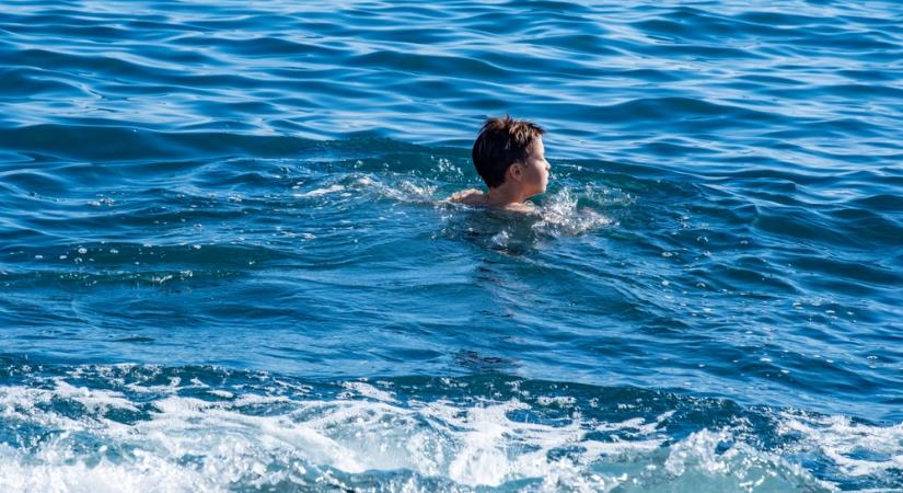Négy órát úszott a nyílt tengeren – 13 éves fiú mentette meg családját a biztos haláltól