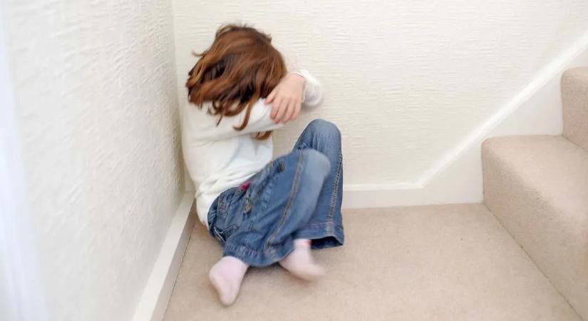 Az első nevelőanyját még túlélte, a második már a sírba vitte a 4 éves kislányt