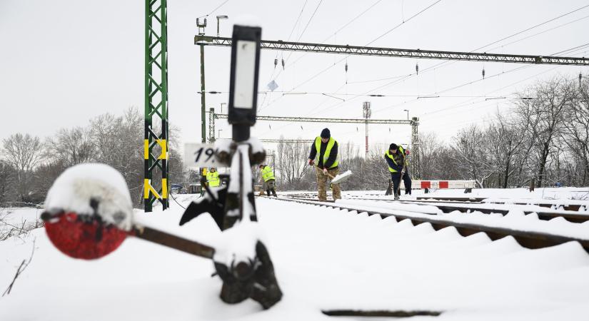MÁV: a havazás miatt korlátozták a vonatközlekedést Kelenföldön, több elővárosi vonalon kimaradnak a járatok
