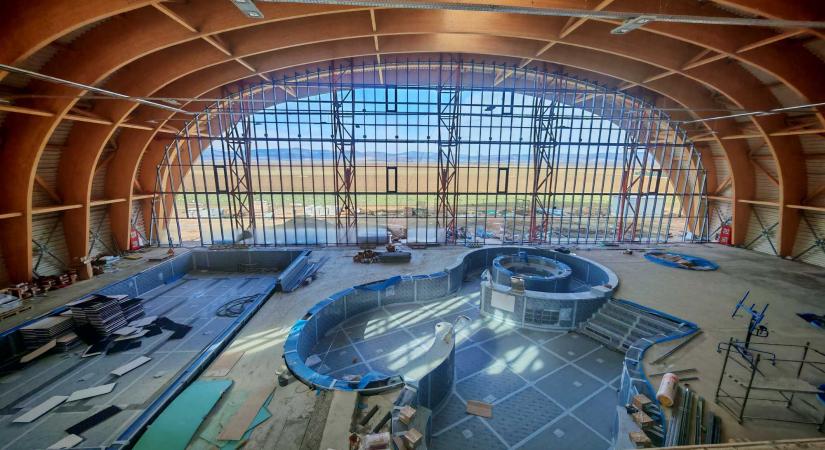 Jó ütemben halad a kézdivásárhelyi uszoda építése (VIDEÓ)