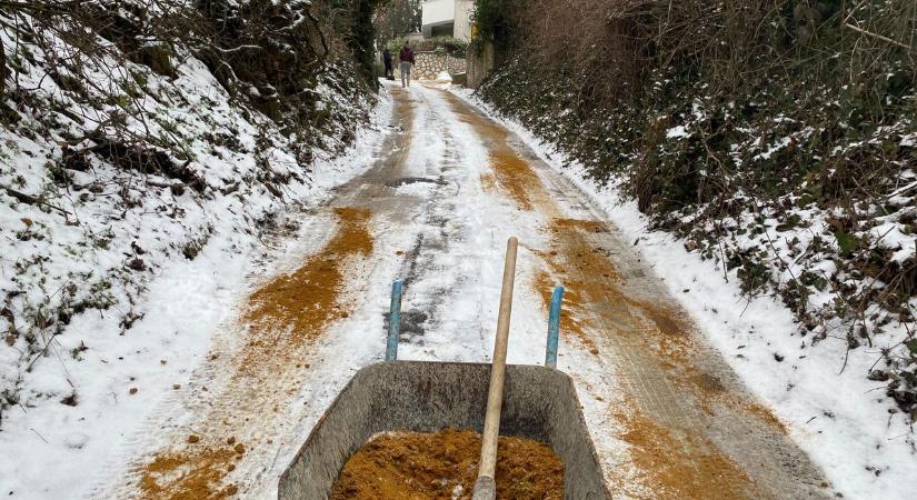 Ma sem sikerült felkészülni az ónos esőre, Pécs északi része elesett (VIDEÓ)