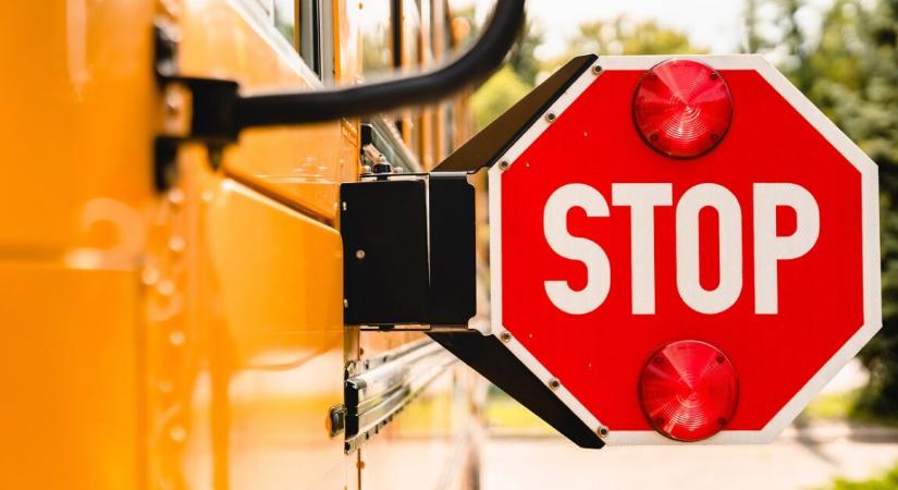 Patakba csapódott egy iskolásokkal teli busz – elaludt a sofőr a volán mögött