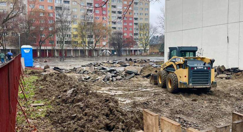 A bontással megkezdődött a Kabar utcai sportpálya megújítása