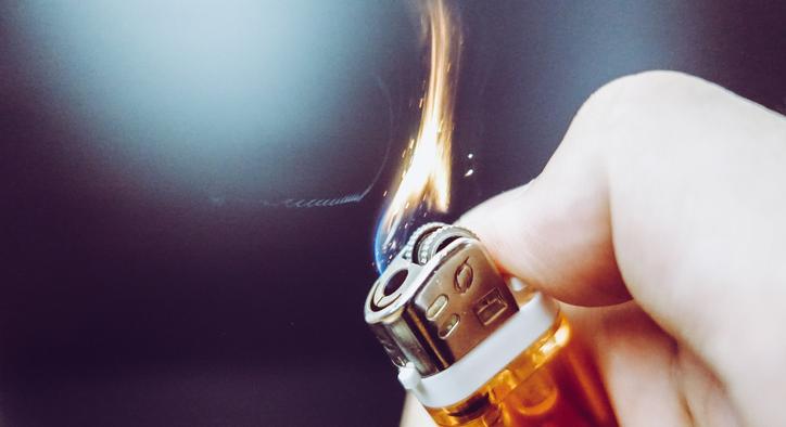 Iskolai incidens Nagyszombatban: Egy diák öngyújtóval és dezodorral égette meg osztálytársnője haját