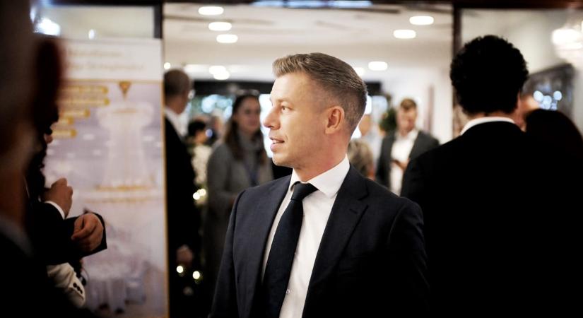 Magyar Péter feljelenti a férfit, aki lefejezéssel fenyegette