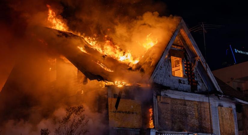 Kigyulladt egy nagyméretű borotai ház, a szomszédok fogadták be a családot