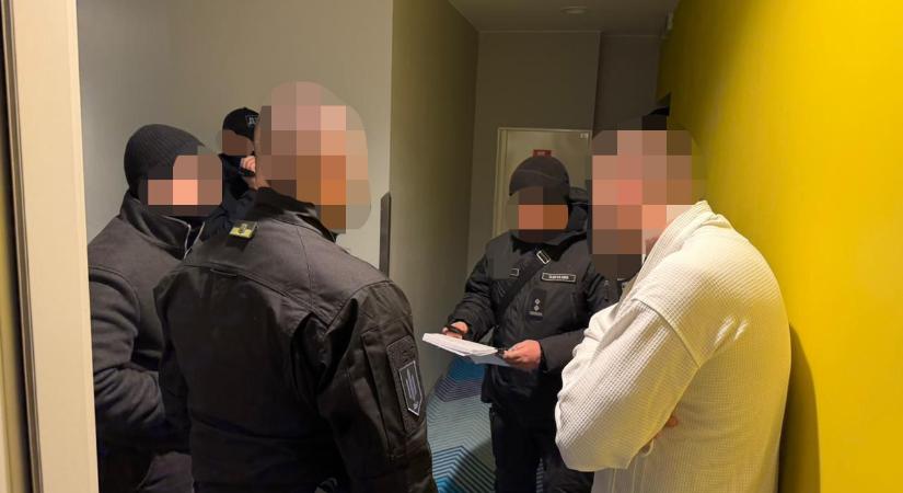 Rendszeresen verte és alázta a mozgósítottakat egy toborzótiszt a Kijev megyei hadkiegészítőben, sőt ezt videóra is vette