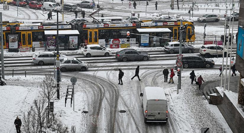 Lefagyott az ország, szinte játhatatlanok az utak