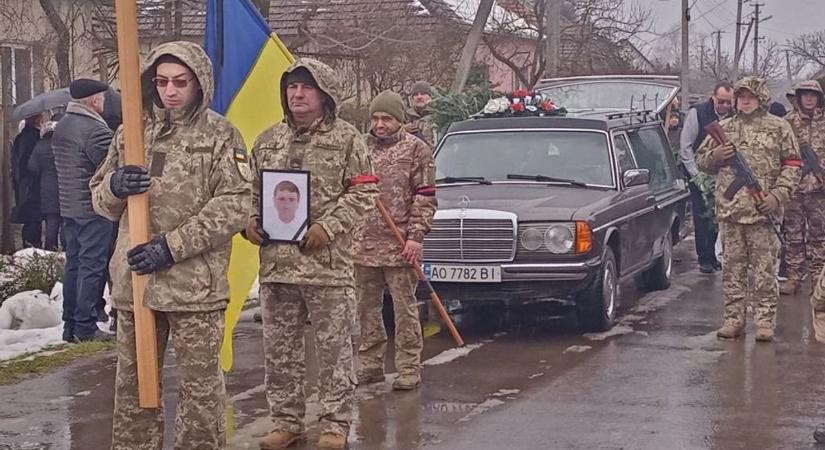 Égető kérdés söpör végig Ukrajnán: a kényszersorozás újabb kárpátaljai áldozatától hangos az ukrán sajtó