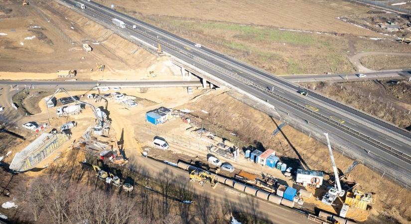 M1 bővítés: épül az új csomópont Biatorbágynál - Mutatjuk, mikorra készülhet el