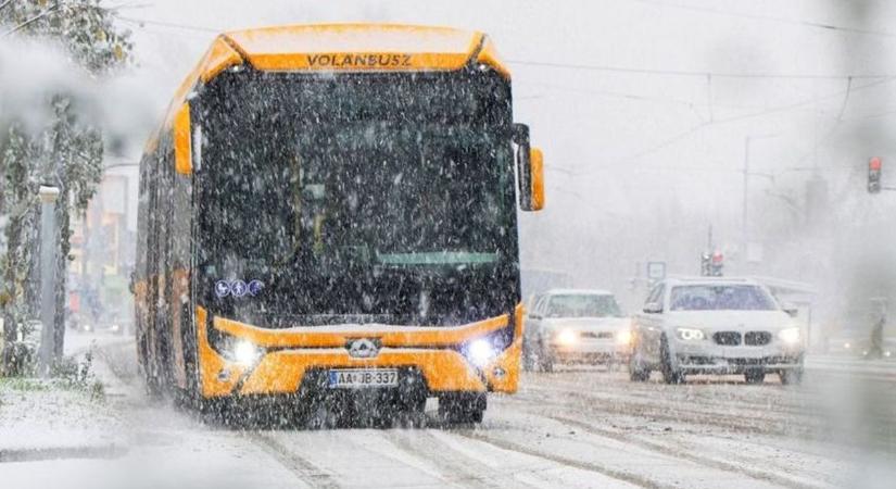 Extrém hóhelyzet: hét helyen nem állnak meg a távolsági buszok Komárom-Esztergomban