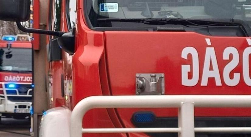 Árokba borult autó akadályozza a forgalmat a Mátrában